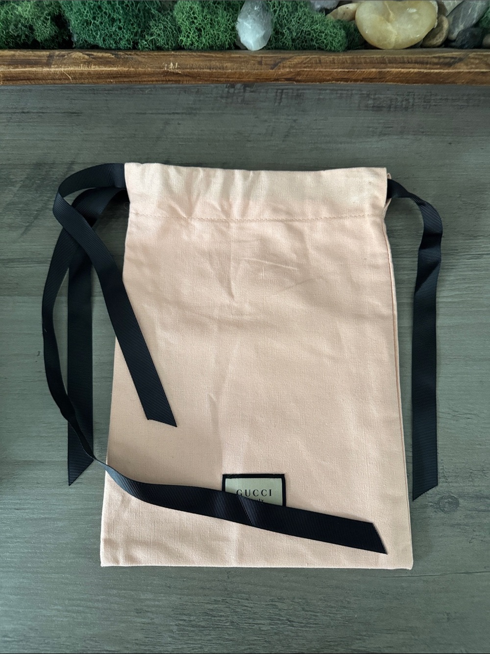 Gucci Peach and Black Dusty-Gift bag with floral interior - Picture 2 of 5